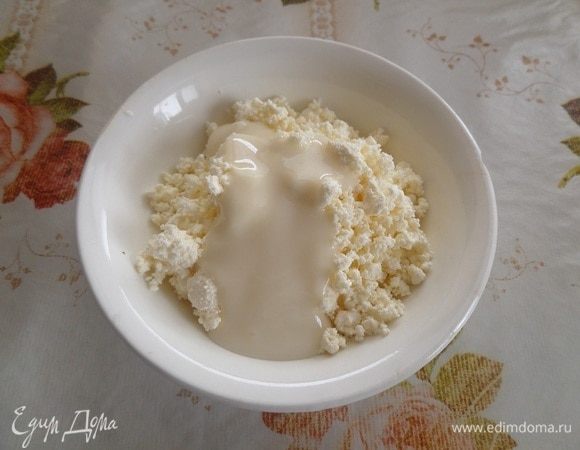 В чашку выкладываем творог и сгущенное молоко.