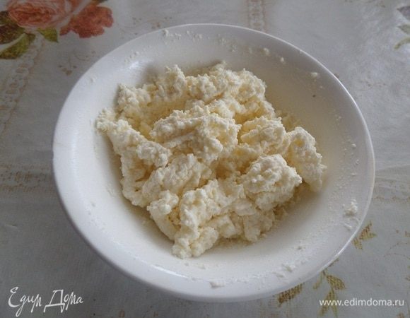 Хорошо перемешиваем массу или взбиваем блендером. Выкладываем крем в кондитерский мешок.