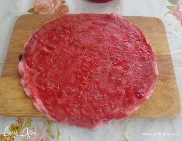 Каждый блин смазываем клубничным джемом. На 1 блин выкладываем 1 ч. л.  клубничного джема и равномерно распределяем.