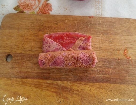 Сворачиваем каждый блин в виде трубочки.