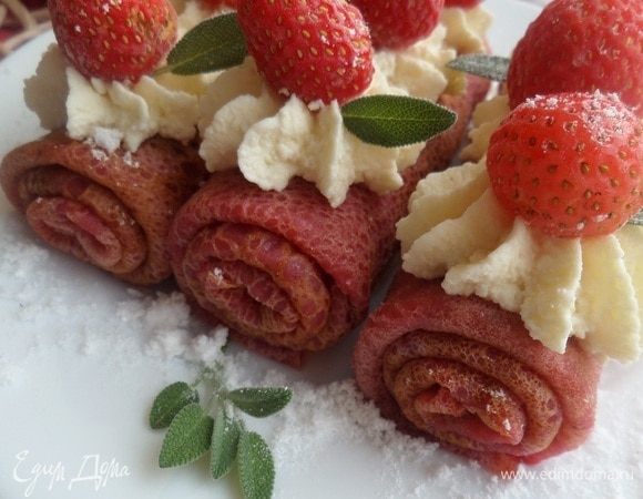 На каждый блин отсаживаем крем и украшаем ягодами клубники.