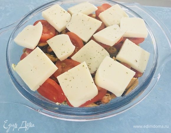 В форму для запекания уложить слоями мидии, помидоры присыпать прованскими травами, последним слоем положить сыр сулугуни и сбрызнуть оливковым маслом.