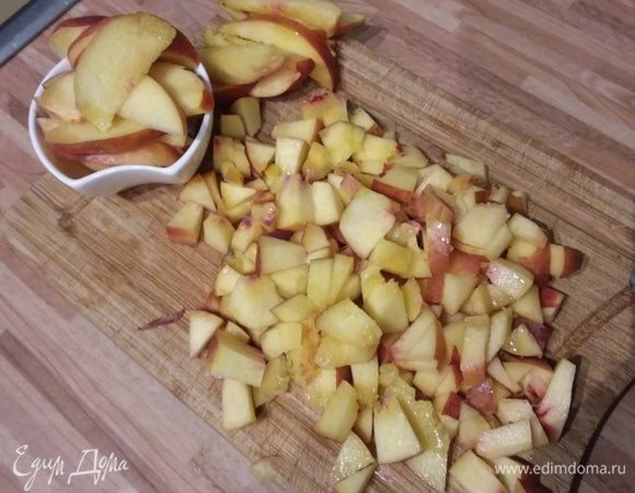 2 нектарина мелко нарезать, 1 нектарин на дольки. 
