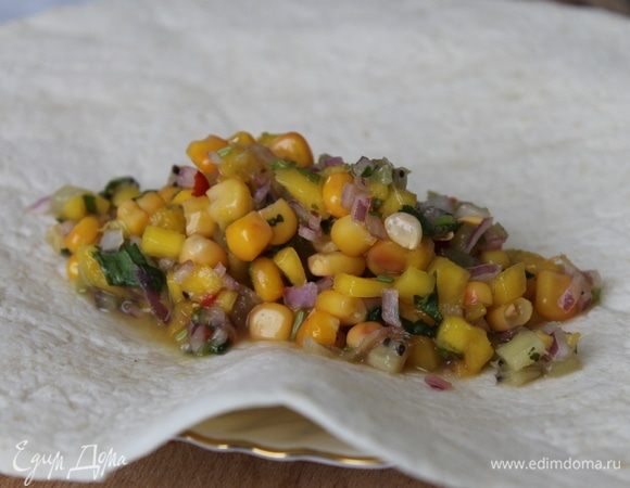 Возьмите готовые тортильи, которые успешно можно заменить тонким лавашом, положите хорошо охлажденную сальсу, заверните конвертиком и наслаждайтесь. Если  сальсу дополнить обжаренными кусочками курицы, у вас получится очень сытный ужин.