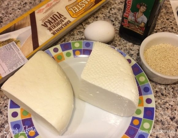 Духовку нагреть до 180°C. Оба вида сыра натереть на крупной терке.