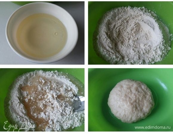 Первым делом замесим тесто. В чашу насыпать муку, посолить. Вскипятить воду, добавить в нее растительное масло. Тут же вылить в муку и перемешать, сначала ложкой, потом уже руками. Тесто легко соберется в комок. Должно получиться мягкое и податливое. Вымесить в течение 1–2 минут.