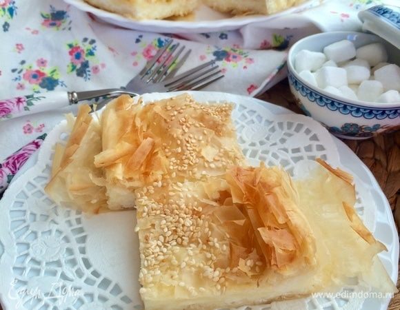 Выпекаем пирог до румяной корочки 40–50 минут. Готовый пирог слегка остудить в форме и нарезать.