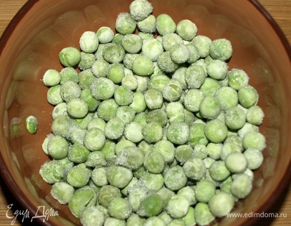Замороженный зеленый горошек залить горячей водой и оставить на 5 минут. Через 5 минут слить воду. 