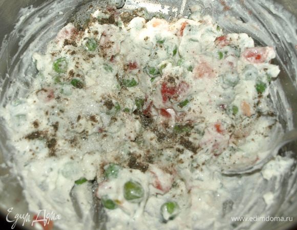 Все хорошо соединяем. Добавляем черный молотый перец, сахар, соль (если считаете необходимым). Все перемешиваем. 
