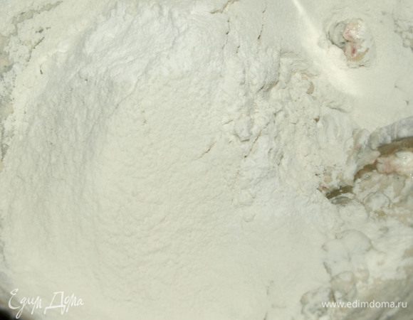Добавляем просеянную муку, разрыхлитель и молоко. 