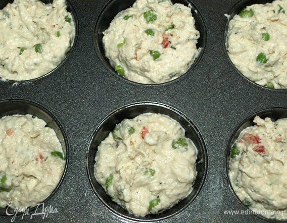 Духовку заранее разогреть до 180°С. Тесто разложить в формы для маффинов, предварительно смазав растительным маслом. Отправить в духовку и выпекать до «сухой спицы» и золотистого цвета.