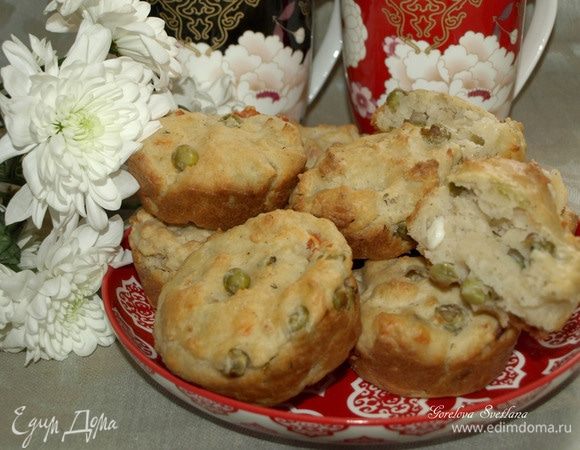 Достаем готовые булочки, выкладываем на блюдо и подаем к столу. 