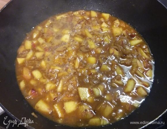 Влить воду, тушить 6–8 минут, пюрировать. 