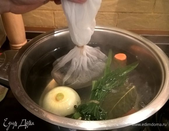 Добавляем мелкую рыбу в бульон в марлевом мешочке, чтобы было удобнее ее извлекать. Можно обойтись и без мешочка, но здесь важно не пропустить тот момент, когда мелочевка сварится. Потому что она легко разваливается. И если вы ее варите без мешочка, то придется повозиться, чтобы ее извлечь. Если у вас мелкой рыбы нет, то эти шаги пропускаем.