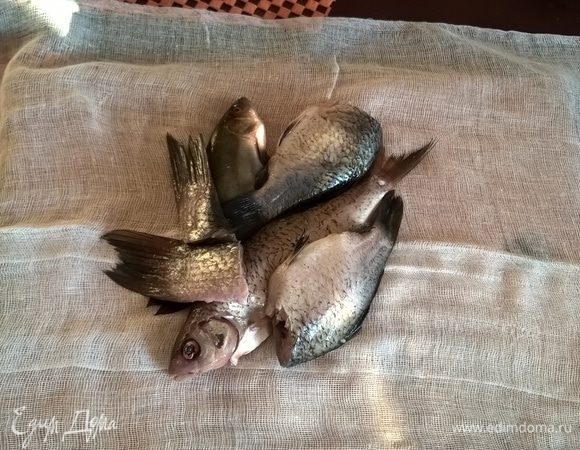 Подготовим рыбу. Сначала мелкую: моем и потрошим. От чешуи можно не очищать. Есть эту рыбу вы все равно не будете. Ее задача — дать навар.