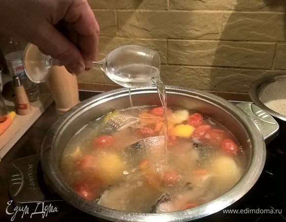 А теперь делаем из рыбного супа уху, а вернее — юшку! В самом конце приготовления вливаем стопочку водочки, можно и самогончика 50–100 граммов. Сколько не жалко. Но не переусердствуйте! Если вас беспокоит тот факт, что юшку будут есть дети, то не волнуйтесь, ведь при температуре кипения в 100°С спирты испарятся очень быстро, но свой привкус уха приобретет.