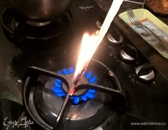 А если своей ухе, приготовленной на газовой плите, вы хотите придать запах костра, то и здесь есть выход: берете чистую деревянную щепку (только ни в коем случае не от хвойного дерева, лучше от фруктового), поджигаете ее, даете немного заняться, а потом тушите ее в вашей юшке. Можете сделать так не один раз, но, опять же, не переусердствуйте:) Эффект костра вам обеспечен.