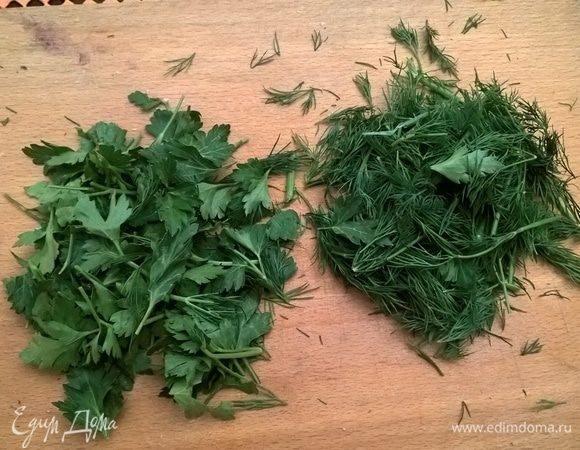 Нарезаем оставшиеся веточки зелени, а лучше рвем их на отдельные листочки. Половину добавляем в юшку, а вторую половину оставляем. Выключаем огонь.