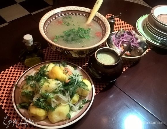 Приступаем к подаче. Картофель извлекаем из юшки в отдельное большое блюдо. На него выкладываем полукольца лука, посыпаем оставшейся зеленью и немного приправляем льоком — получился гарнир. К картофелю можно подать масло: сливочное, топленое, душистое подсолнечное или сливки. Но это вовсе не обязательно. Рыбу выкладываем в большую глубокую тарелку. Ее также украшаем лучком, зеленью. Немного приправляем льоком. Бульон оставляем в той же емкости, где он варился, или переливаем в супницу. Все выставляем в центр стола и начинаем трапезу.