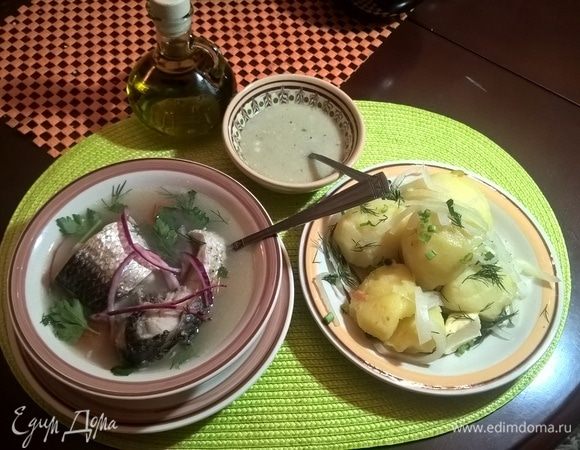 Каждому участнику трапезы подается две тарелки: глубокая для юшки и мелкая для картошки. Юшку разливаем по глубоким тарелкам, в каждую из них кладем по порции рыбы. А картофель каждый накладывает себе сам. Льок можно добавлять как в юшку, так и в картошку — это каждый делает себе по вкусу. Также каждый сам решает, что с чем ему есть: кто-то любит рыбу разбирать на мелкой тарелке с картофелем, кто-то предпочитает картошку положить в юшку, кто-то в юшку кладет лук. В общем, юшка по-херсонски предоставляет вам полную свободу выбора:) Кушайте на здоровье!