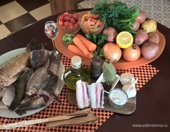 А это весь набор продуктов... Как видите, это блюдо с уверенностью можно назвать здоровой пищей. Даже если употребить с юшкой рюмочку:) К тому же, это блюдо абсолютно самодостаточно. Поверьте, оно не потребует никаких дополнений в виде закусок, салатов и т.д. Главное дождаться, когда оно будет готово. Надеюсь, что юшка по-херсонски займет свое достойное место в вашем меню. Не могу не поблагодарить своего драгоценного супруга, который любезно согласился мне помочь и без которого мне не удалось бы совместить приготовление с фотогорафированием. Дерзайте! Это блюдо того стоит:)