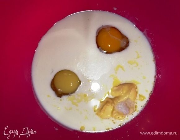 В теплое молоко добавьте яйца, 35 г сахара, соль, сливочное масло и перемешайте до однородности.