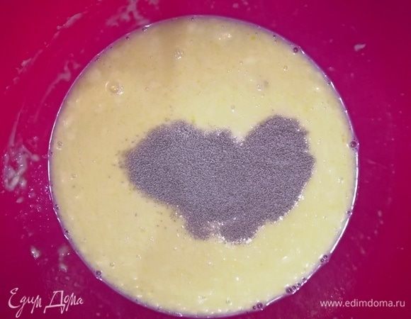 Добавьте сухие дрожжи и еще раз перемешайте.