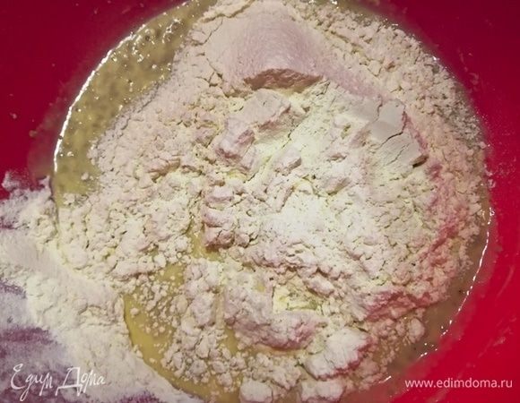 Муку добавьте частями и замесите мягкое, не липнущее к рукам тесто.