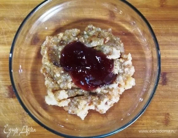 Блендером измельчаем финики, лонганы и добавляем джем. Перемешиваем.