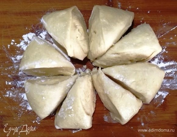 Подошедшее тесто делим на 8 частей.