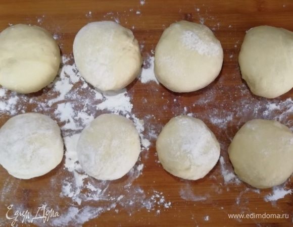 Каждую часть теста формируем в шар. Работаем с 5 шариками, остальные накрываем, чтобы не подсохли.