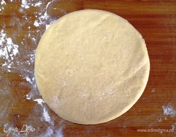 Все 5 шариков раскатываем в круг.