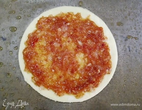 Противень застилаем пергаментом для выпечки и смазываем маслом. Укладываем нашу будущую булку сразу на противень, т.к. переносить ее будет проблематично. Выкладываем начинку на все заготовки, кроме верхней. Укладываем друг на друга.