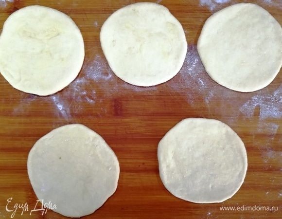 Каждую из частей формируем в шар и раскатываем лепешки.