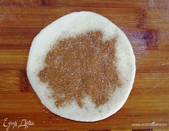 Смешиваем корицу с сахаром и щедро посыпаем каждую заготовку, кроме верхней. Укладываем друг на друга.