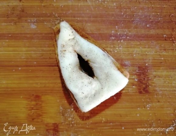 В середине заготовки делаем надрез и выворачиваем через него кончик.
