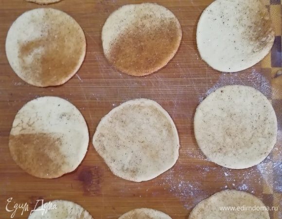 Оставшийся шарик и обрезки от теста тонко раскатываем и на рабочей поверхности (не очищайте ее от рассыпанной корицы и сахара). Вырезаем круги.