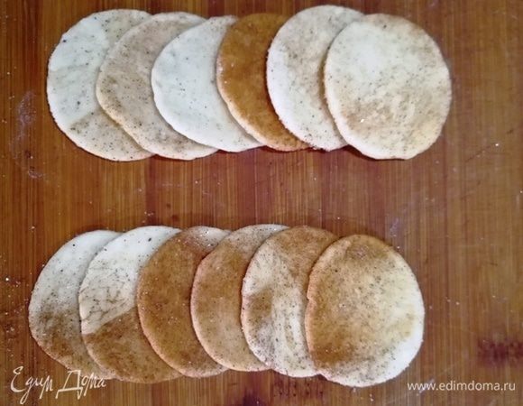 Складываем круги слегка внахлест.