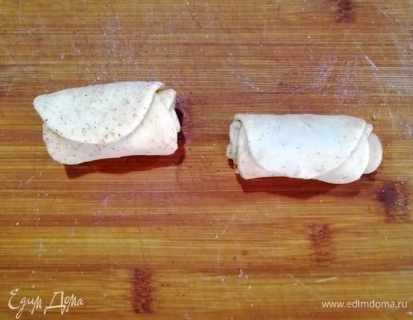 Сворачиваем трубочкой.