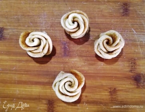 Разрезаем каждую трубочку пополам. Получились розочки.