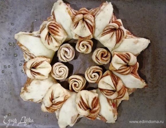 Формируем булку. Выкладываем между лепестками отдельные листья-заготовки. В центр выкладываем розочки. Отправляем нашу булку в разогретую до 180°С духовку на 30-35 минут.