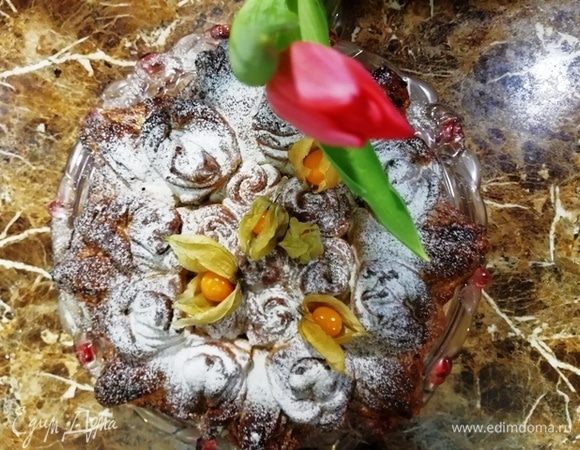 Украсьте ее пожеланию, посыпьте сахарной пудрой.