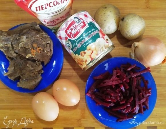 Подготавливаем ингредиенты для салата. 