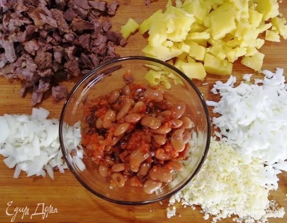 Говядину, картофель, яйца отвариваем и нарезаем. Свеклу можете взять вареную, я взяла маринованную. Фасоль белую по-домашнему с грибами ТМ «Фрау Марта» выкладываете на дуршлаг, чтобы избавиться от лишней жидкости. 