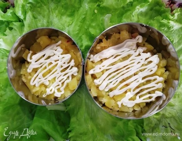 Выкладываем салат слоями. Картофель и немного майонеза.