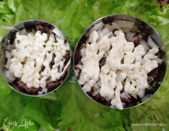 Говядина, лук, майонез.