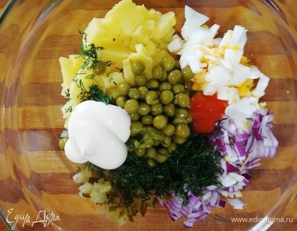 Из горошка ТМ «Фрау Марта»сливаем лишнюю жидкость. Остальные ингредиенты нарезаем, кроме карбонада. Добавляем по вкусу майонез и острый соус. 