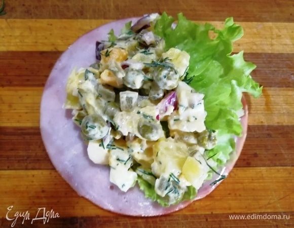 На кружок карбонада выкладываем лист салат и начинку.