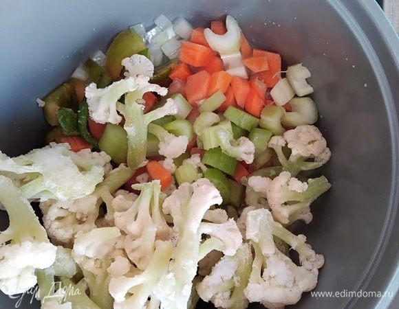 Морковь, сельдерей и болгарский перец почистить и нарезать произвольно. Цветную капусту разобрать на соцветия. Я брала замороженную капусту. Овощи отправить в сотейник, перемешать. 