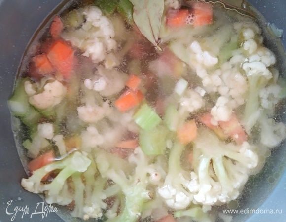 Добавить воду, лавровый лист и посолить, поперчить. Варить на среднем огне 20 минут. 